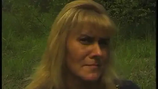 Behaarte blonde reife haben eine schöne zeit im freien