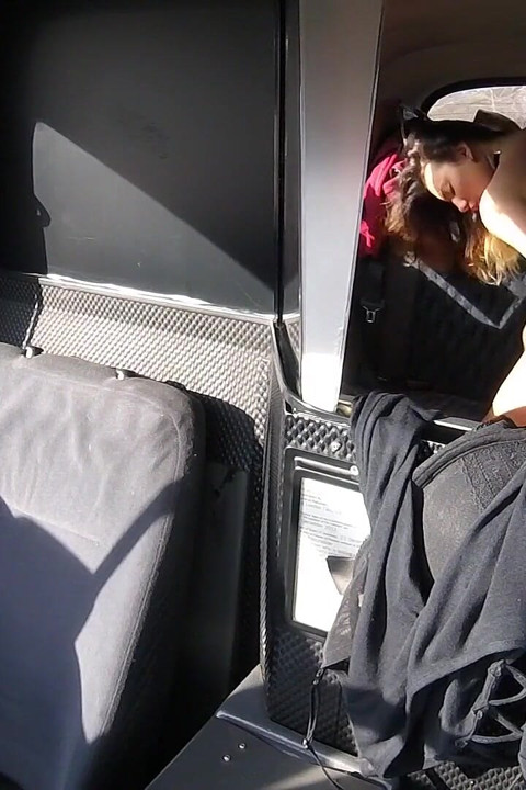 Taxi fals feminin - șofer de taxi în formă călărește pula ca un profesionist