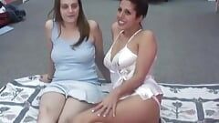 Lesbijska nimfomanka z dużymi botkami robi seksowną dupę do tyłka