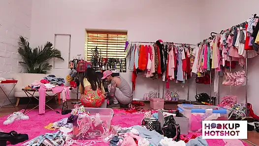 Bts - Sasha Pearl flörtöz bir fotoğraf çekimi sırasında sürtük bir görünüm model ediyor!