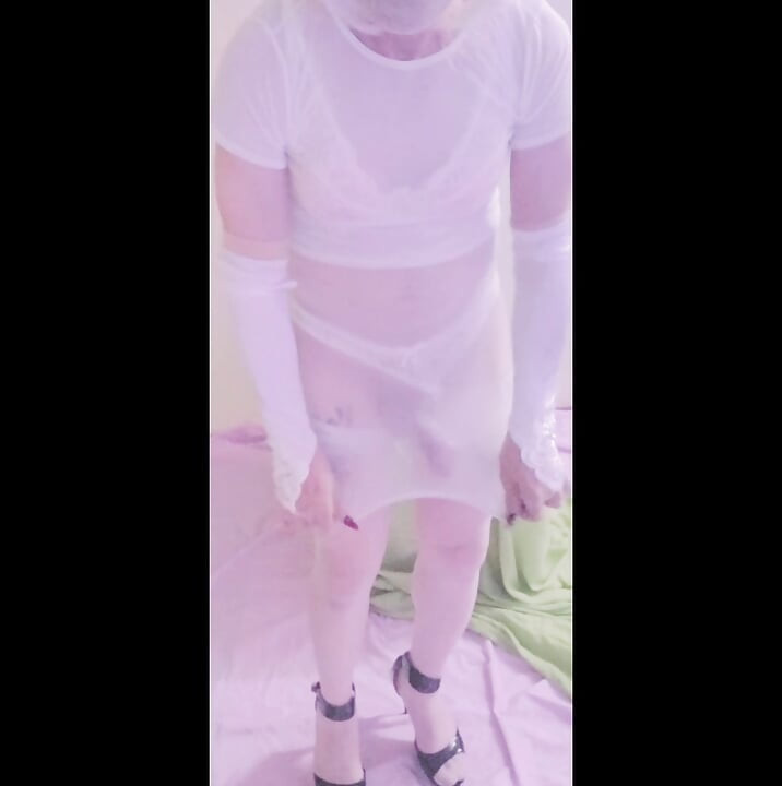 Πειράζοντας και χαϊδεύοντας τον Beatifullbigcock πάνω από λευκό νάιλον