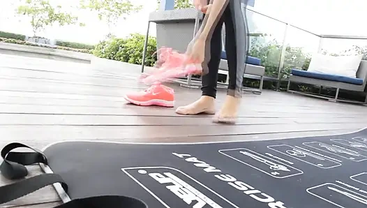Footjob in sexy yogahosen