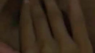 Donkere video van een meisje dat met haar poesje speelt