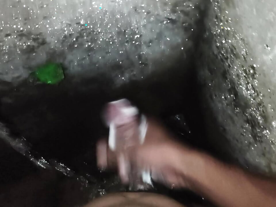 Kamwali ki beti ko bathroom mei dekh ke mari muthhi