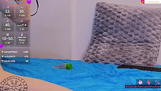 Spielerischer Dirtytalk beginnt hier. Live-fingern und neckende show, Füße, anmutige beine!