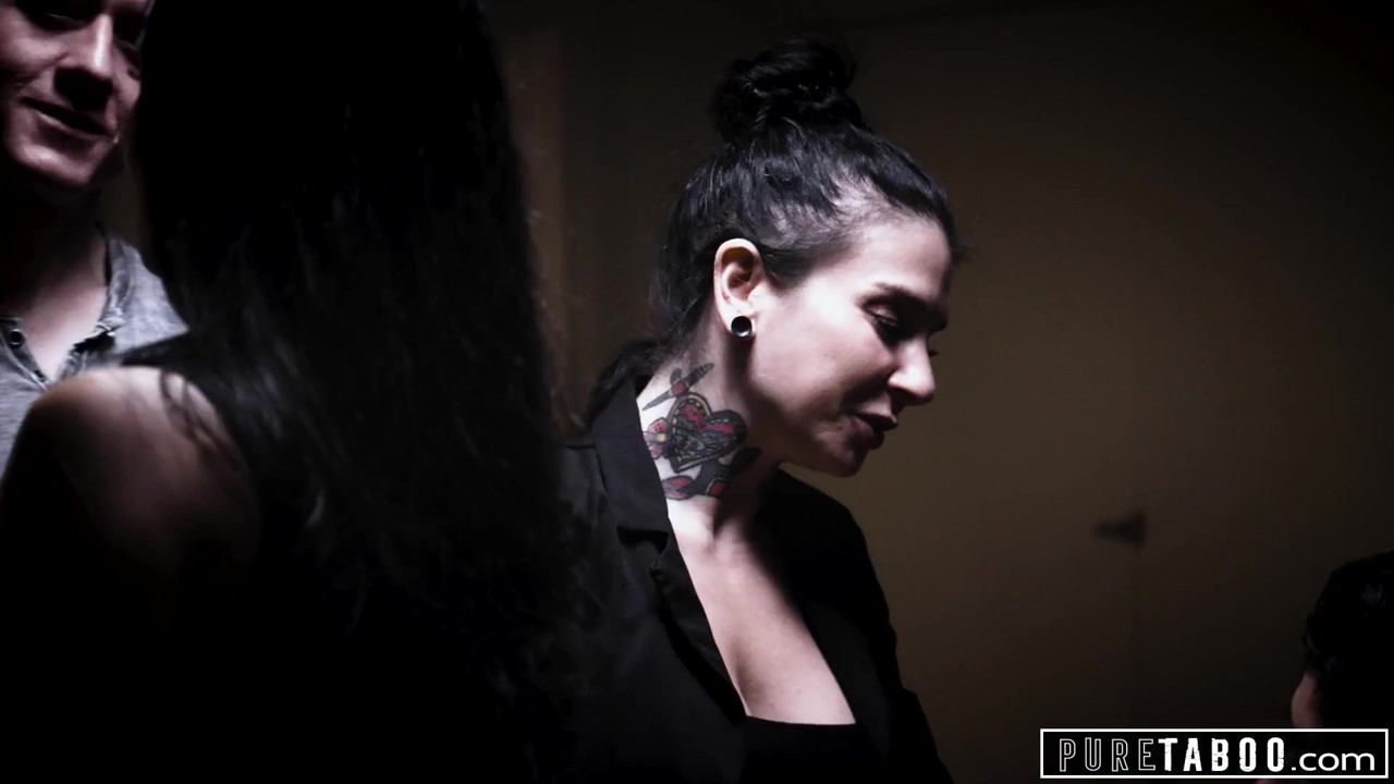 純粋なタブー、セクシートランスガールが悲しみの男をやる