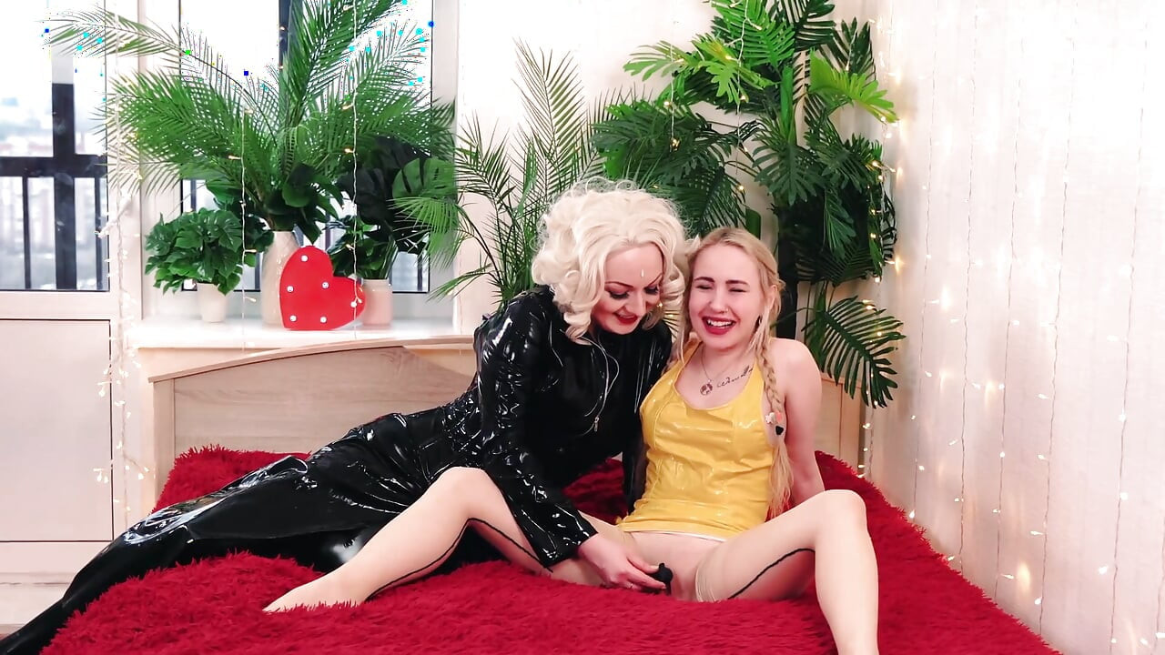 Heißes lesbisches zusammenstellungs-porno-video (arya Grander und Keoki star und bella mur)