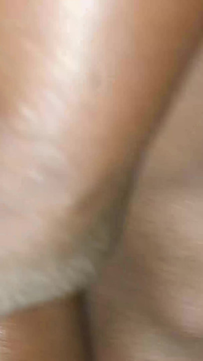 Detik kuat dari "Saya mengongkeknya dengan sangat keras di atas kerusi dan memancut mani pada pantatnya"