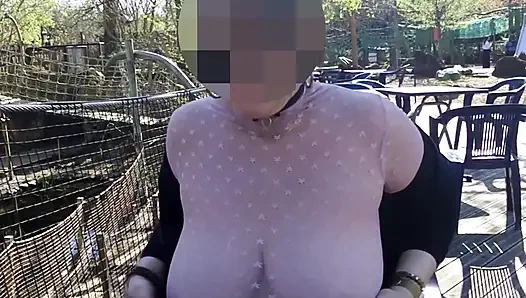 Kleines Café Auf Der Terrasse Mit Transparentem Oberteil Und Einem Minirock Ohne Unterwäsche