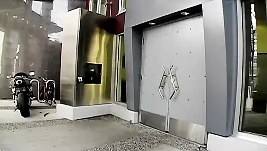 Piercingli olgun bir lezbiyen