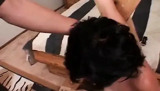 Kalau jawabannya ya cewek nakal rambut pirang ini cocok untukmu, jadi nikmatilah aksinya hari ini.