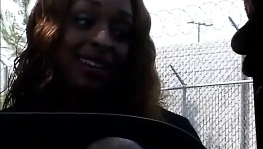 İri göğüslü çok seksi siyah amcık mutfakta sikişiyor