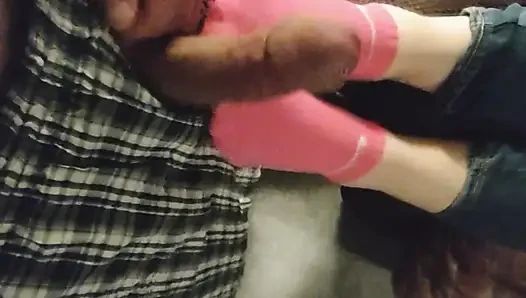 Pembe seksi gösterisiz nike çoraplı ayakla mastürbasyon - çorap elle muamele mavi ayak bileği çorap boşalması