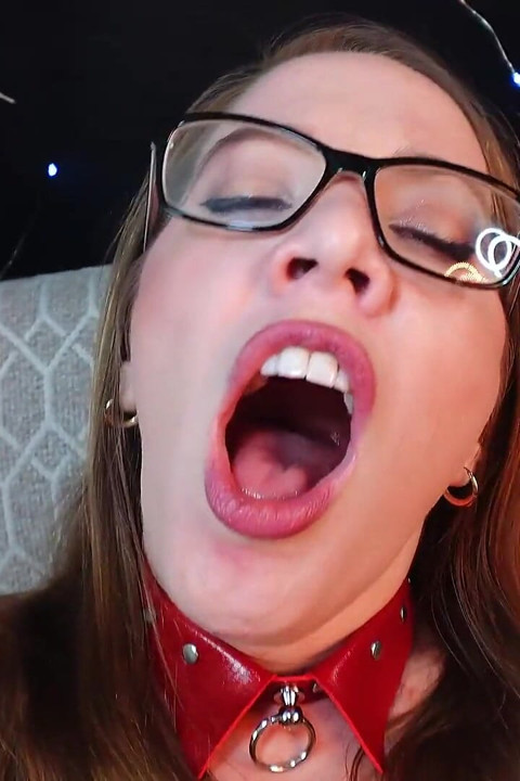 Znuděná perverzní učitelka namočí dildo po třídě ve spodním prádle 1080p