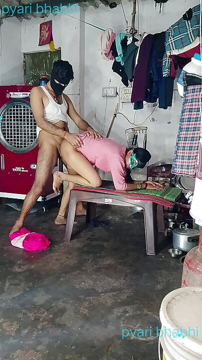 힌디어 오디오 인도 소녀의 도기 스타일로 따먹히는 최고의 엉덩이는 땅 전체를 따먹은 후 비명을 지르기 시작했습니다.