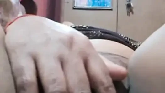 Akele me bhabhi Masturbation karte huye... pani nikal rahi h.. land ke liye tadapti huyi...