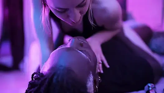 İlk kez takma yarakla sikişiyor - pis Gami sikişiyor bekaretini kaybediyor