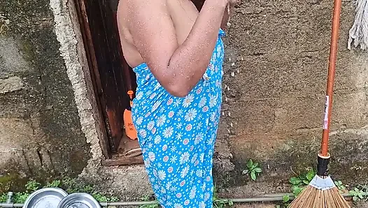 Ateşli üvey anne açık havada banyo yapıyor