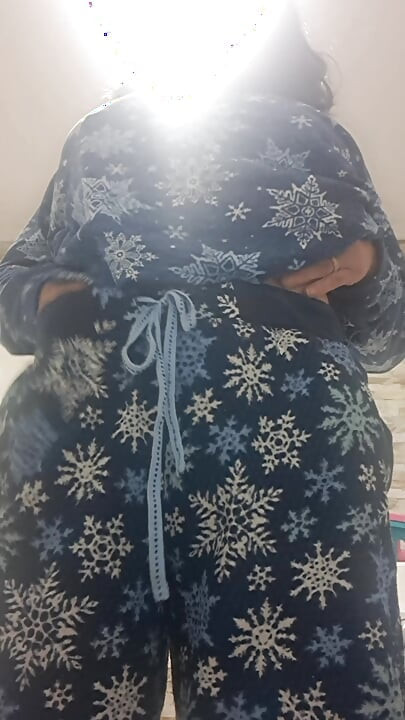 清洗時，用手清除貓咪上的污垢