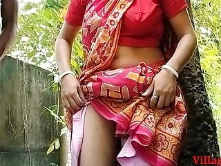 Hermosa esposa india del pueblo follando lonly bhabi al aire libre