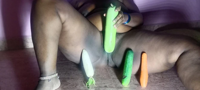 Une femme tamoule indulgente avec toutes sortes de légumes - audio clair à 100%