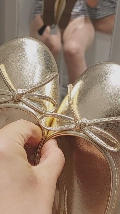 Morenaza sexy se prueba ropa en el probador. estoy mirando a una mamá peluda, conchito peludo, tetas grandes, culo grande. | Clip 1
