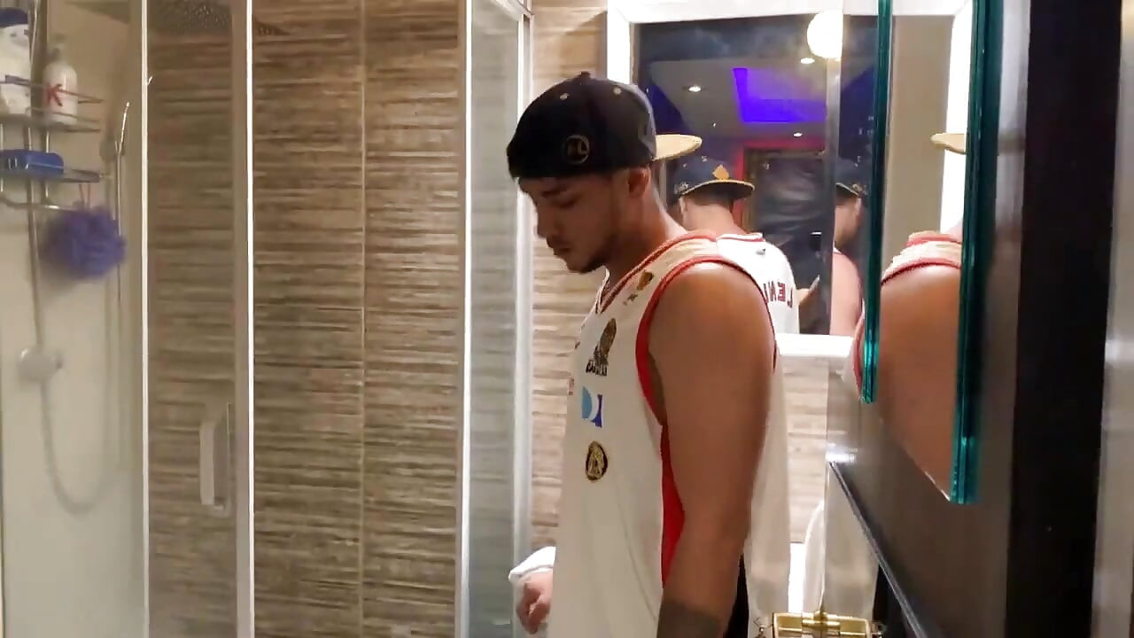 Str8, veliki kurac, frajer dolazi na tuširanje i zasluženo pušenje kurca