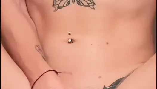 Angel Berries pisst sich