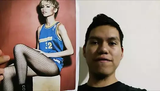 Zendaya boşalıyor