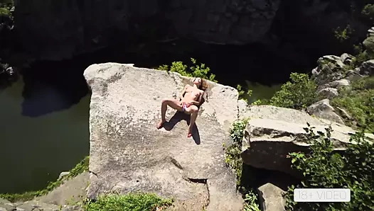 KANYON'DA YÜKSEK BIR UÇURUMDA VAHŞI HALKA AÇıK SIKIŞIYOR. MIA BANDINI