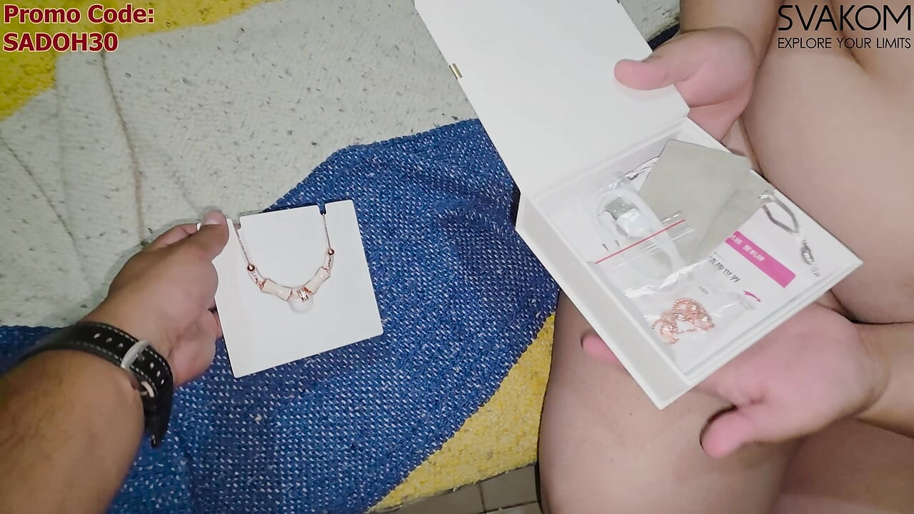 با استفاده از جواهر ویبراتور SVAKOM BRACELETA کونم کاملا نابود و باز می شود