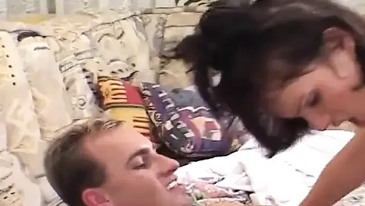 Cewek hot rambut cokelat di-fingering dan dijilat sampai orgasme