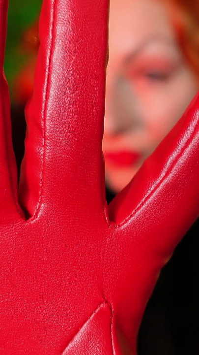 Fur fetish and long leather gloves pin up MILF