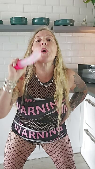AVERTISMENT XXX Test cu mai multe dildo-uri