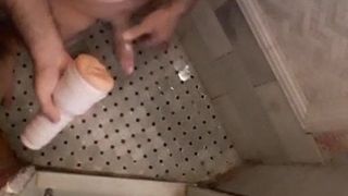 Werbalny mężczyzna rucha się pod prysznicem i spuści