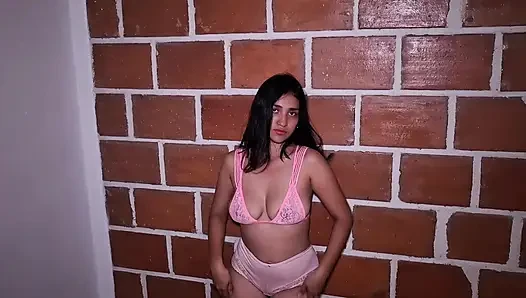 Wanita yang tidak tercapai membiarkan tetangganya, yang dia puja, membawanya dengan gaun