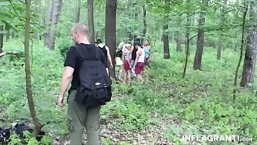 Худеньких сучек трахнули на улице