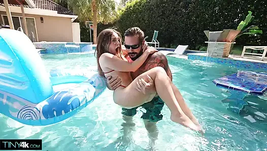 Genç döl sürtük kalın yarağın onu genişçe açması için yalvarıyor