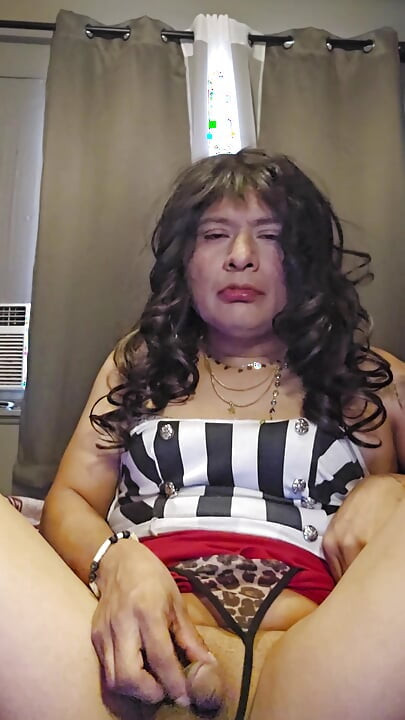 Femboy disfrutando de su propia