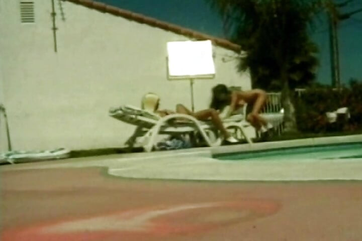 Vedete porno cu țâțe mari din platină care împart un vibrator lângă piscină