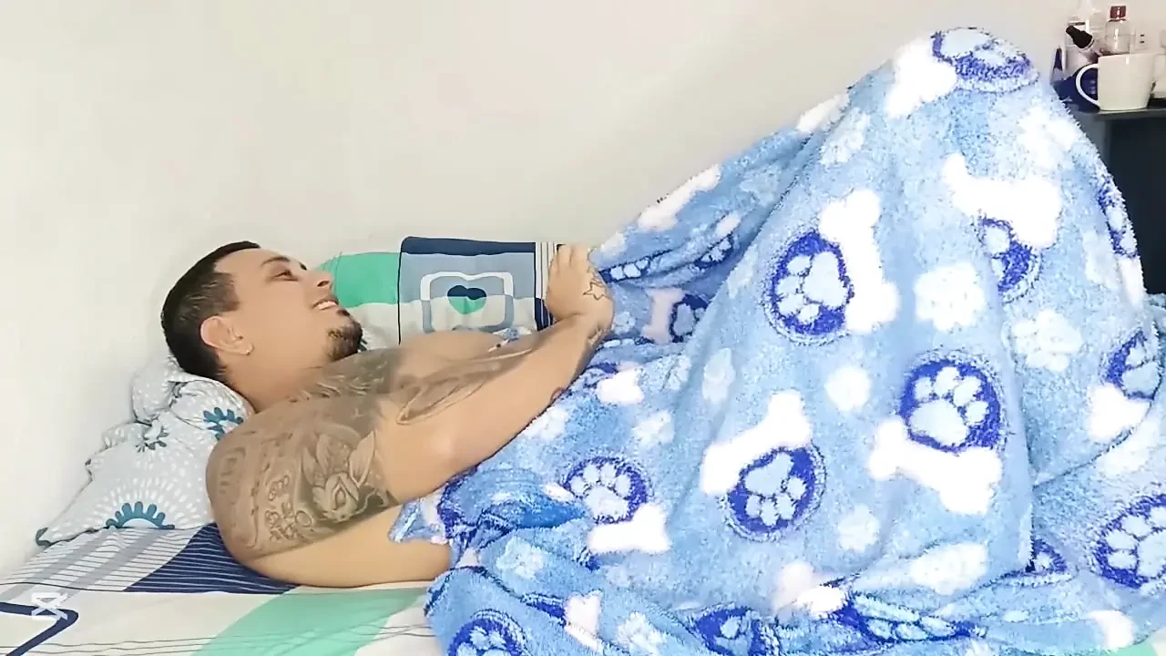 Ma demi-sœur me découvre en me masturbant, mais la excitée veut que je la fourre de bite