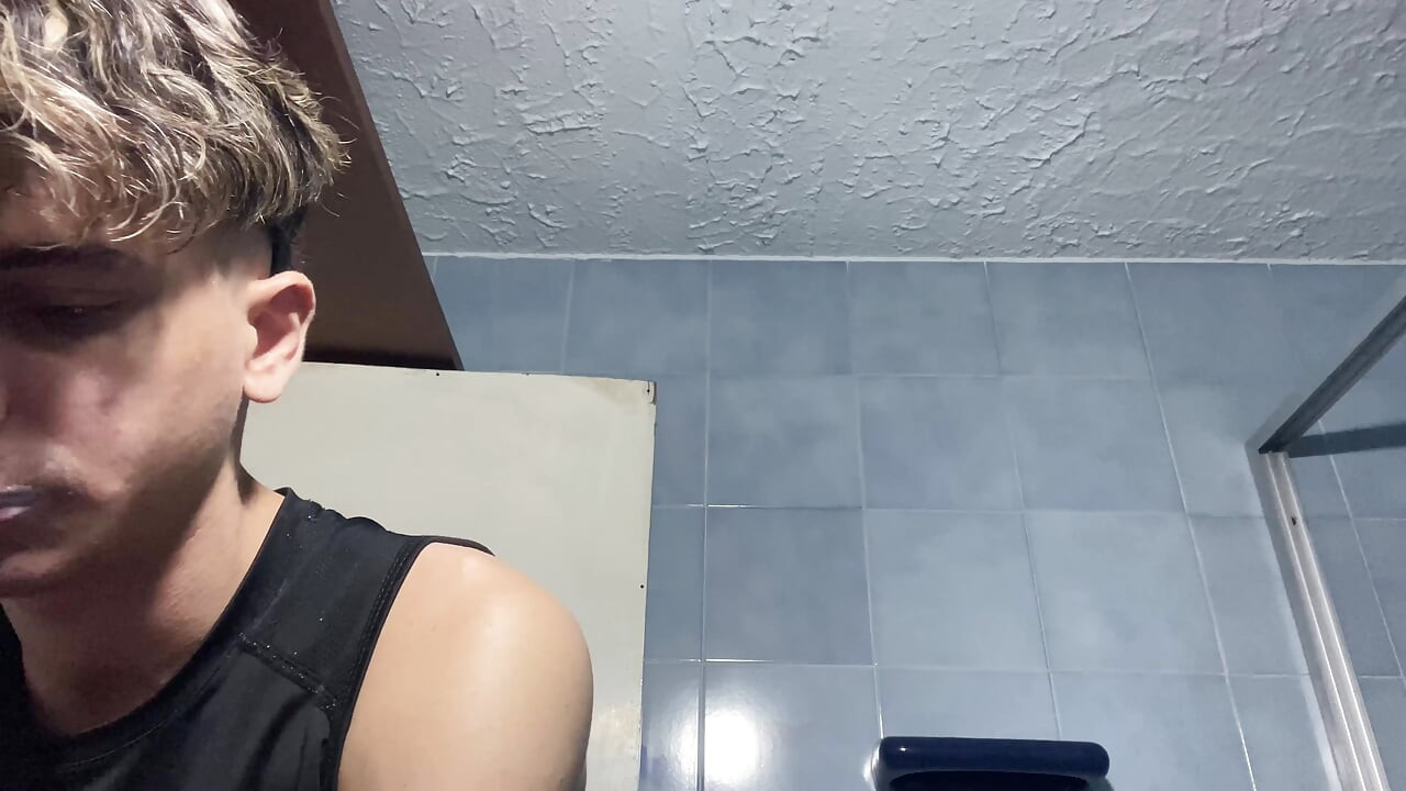 SLATKI DEČKO LUPA ZUBIMA I JEBE SVOJU SEKSUALNU IGRAČKU