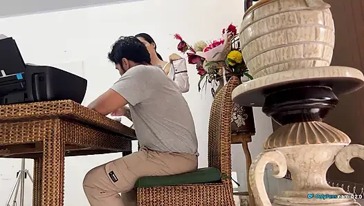 Секретарша соблазняет меня, и я соглашаюсь дать этой идеальной заднице хороший трах!