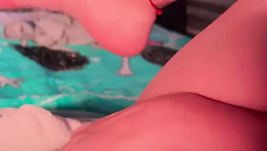 Ich liebe es, wenn ich von der universität nach hause komme und masturbiere, meine Vagina wirklich nass wird.