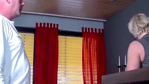 Стонущая шлюшка скачет до тех пор, пока ее яйца не будут полностью осушены