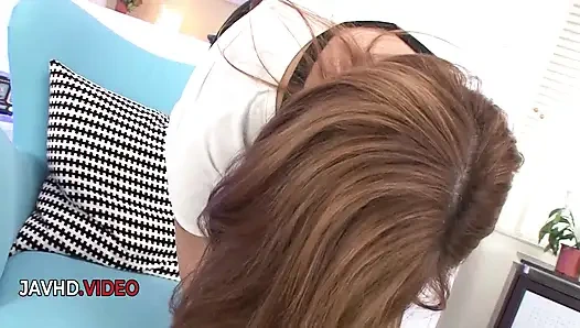 Das freche japanische schätzchen Ruru Kashiwagi verführt männer mit oralem vergnügen und nassem sex