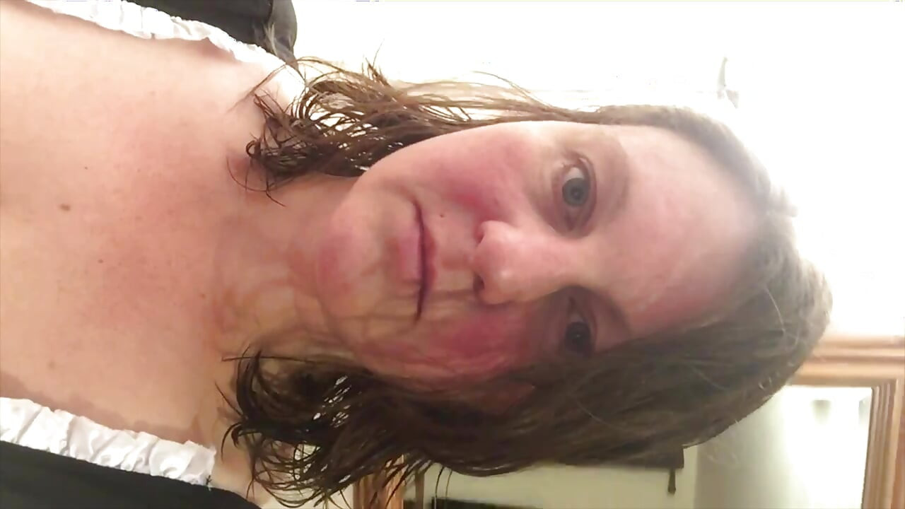 Une femme de ménage amateur filmée en train de se masturber dans le salon, une soubrette française vêtue de bas, à l’air magnifique