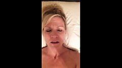 Сексуальная горячая милфа снимает на видео, как она кончает, пока говорит грязно