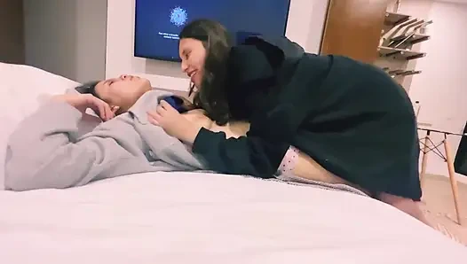 Aku menyentuh dan memasukkan jari-jari panjangmu ke dalam vaginaku yang basah dan panas