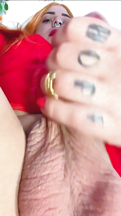 Emma Ink 在一场激烈的独奏会中